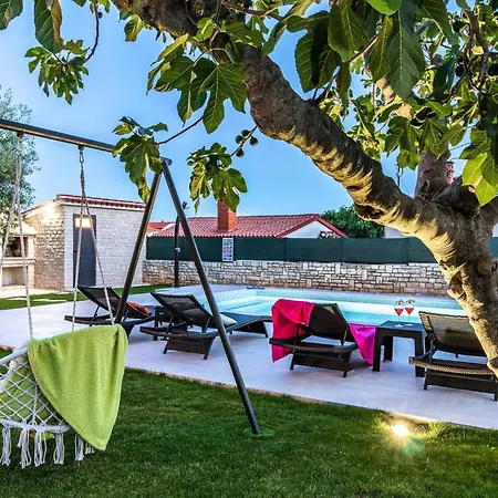 2 Bedroom Amazing In Сasa de vacaciones Galižana