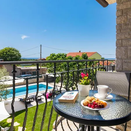 2 Bedroom Amazing In Galižana