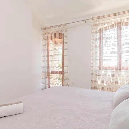 2 Bedroom Amazing In Holiday home Galizana